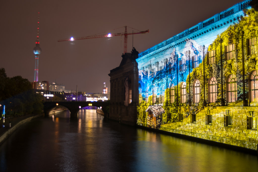 Spreeufer mit Fernsehturm und beleuchteter Fassade