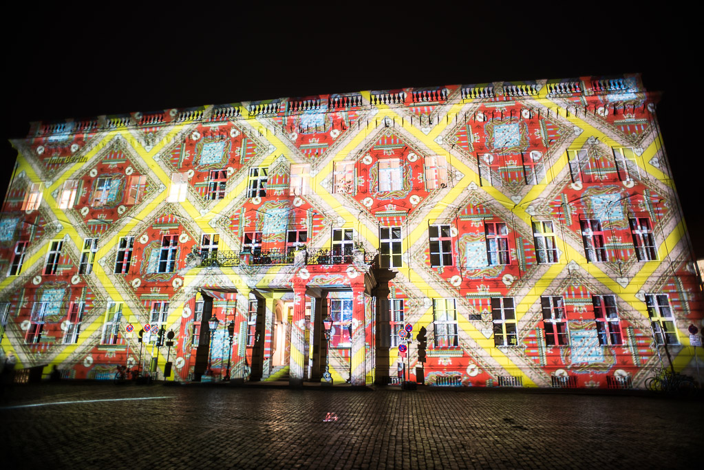 Fassade mit gelbem Rautenmuster