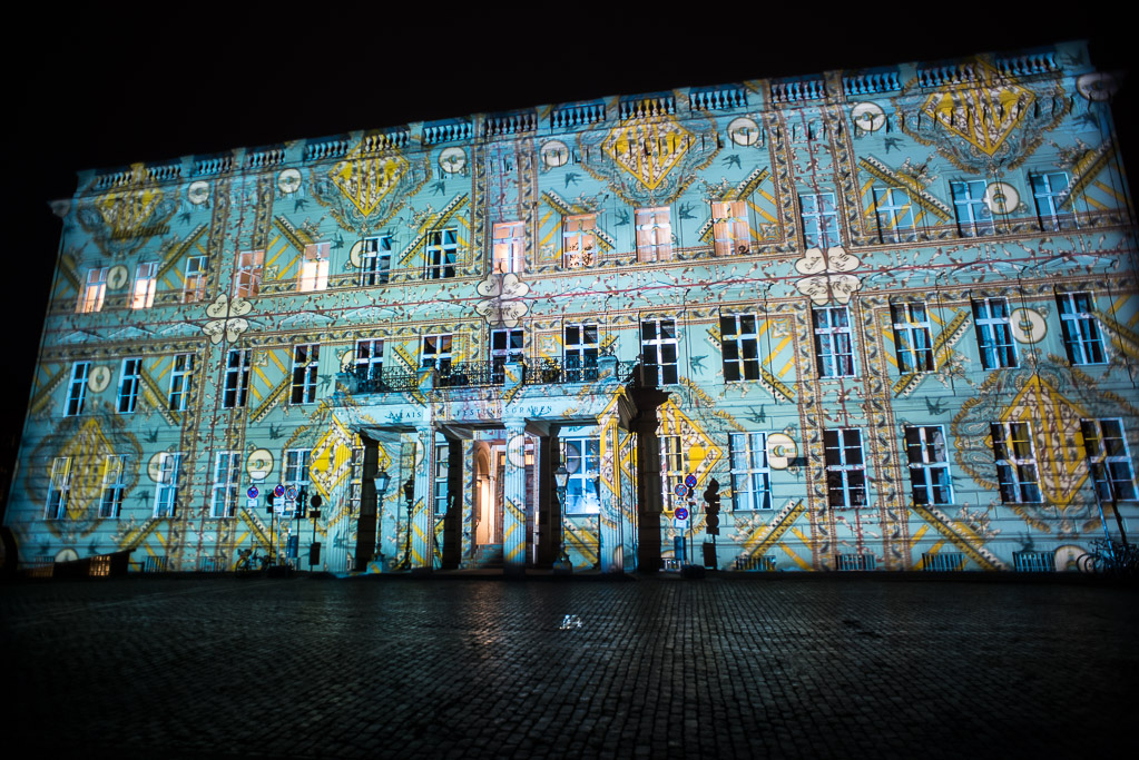 Fassade mit blauem Lichtmuster