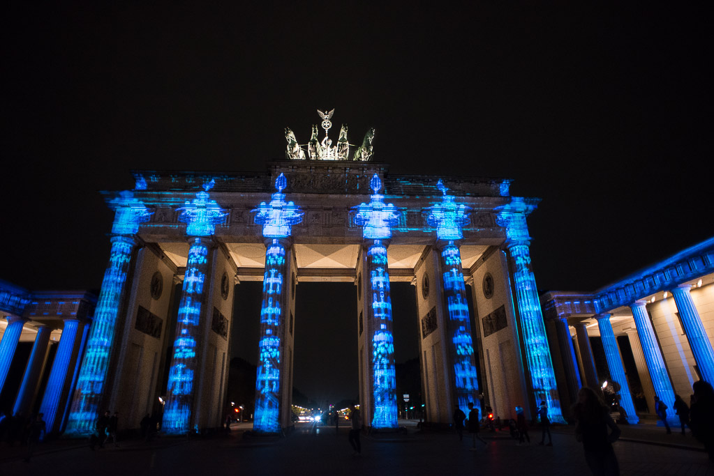 Brandenburger Tor in Blau beleuchtet