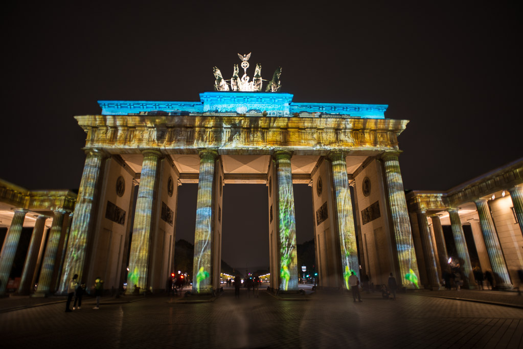 Brandenburger Tor mit Lichtmuster in Gelb und Blau