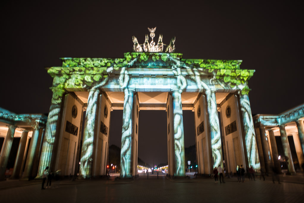 Brandenburger Tor mit grünen Lichtmustern