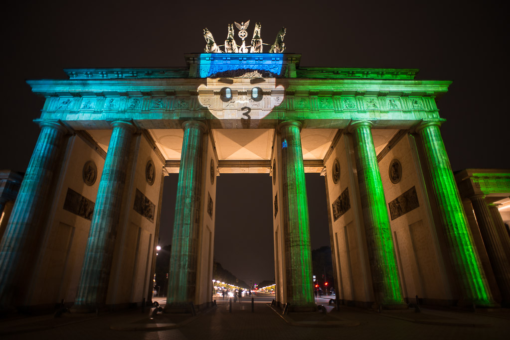 Brandenburger Tor in Blau und Grün
