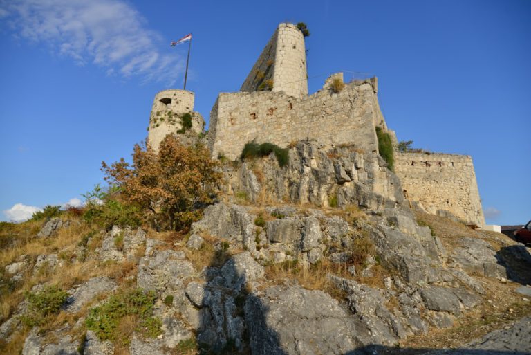 Die Festung Klis auf dem Felsgipfel vor blauem Himmel