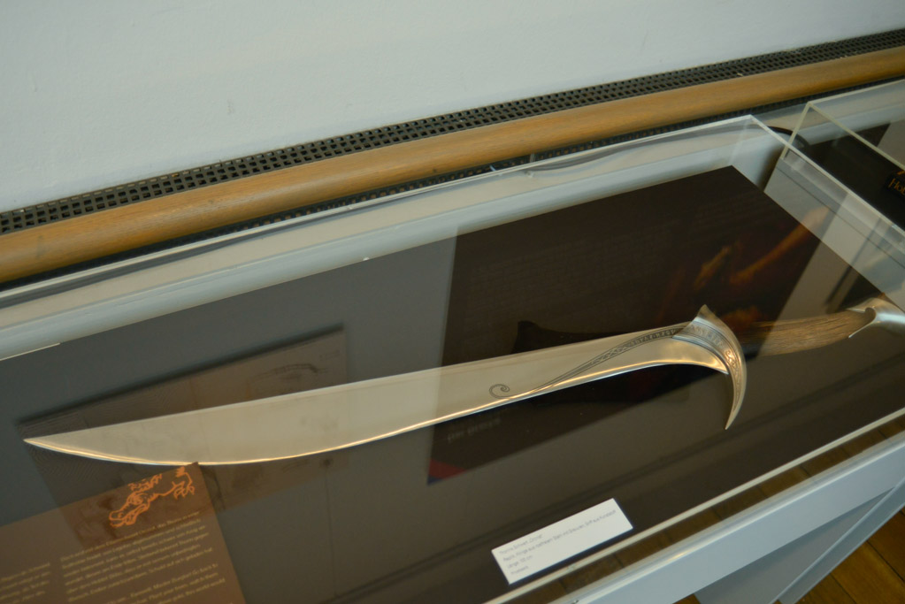 Schwert als Requisite in der Vitrine