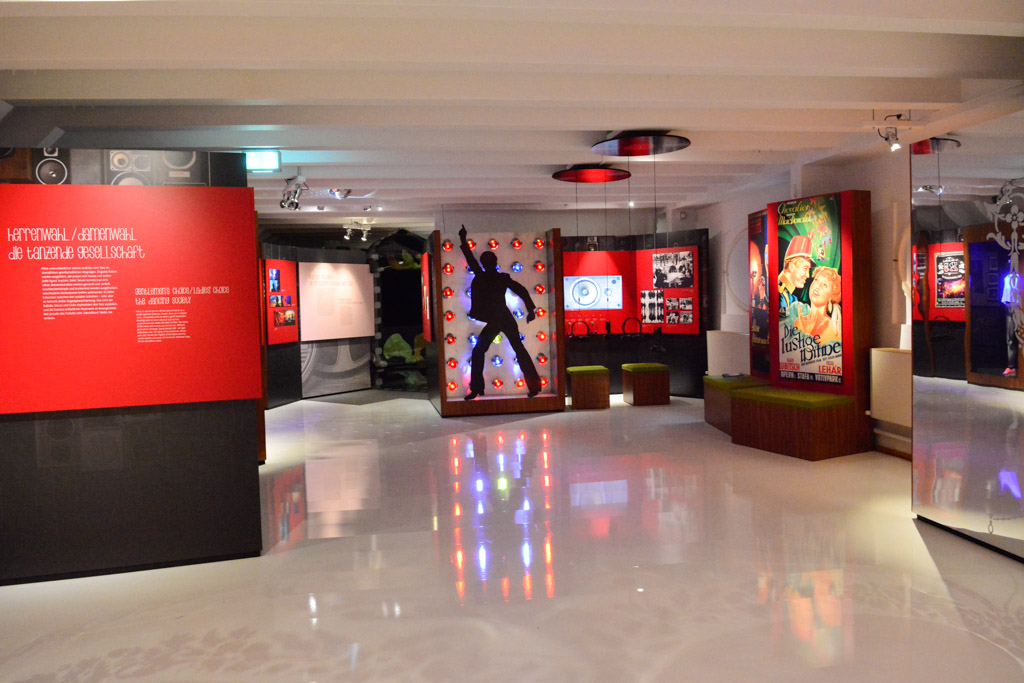 Ausstellungsraum in Rot