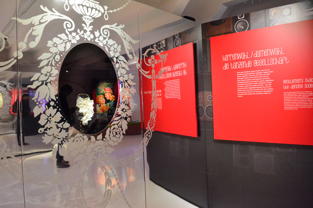 Ausstellungswand mit Spiegel