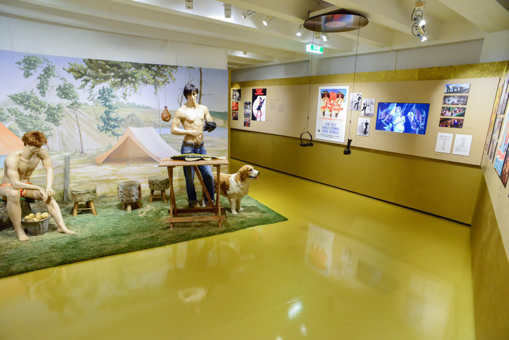 Ausstellungsraum mit gelbem Boden