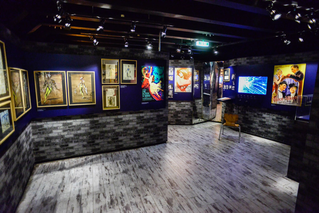 Dunkler Ausstellungsraum mit Bildschirmen