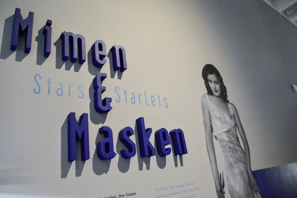 Schriftzug Filme und Masken