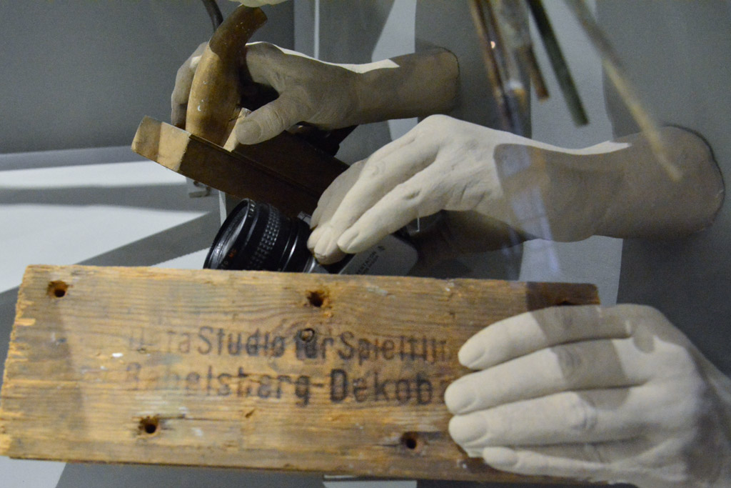 Gipshände mit Schild