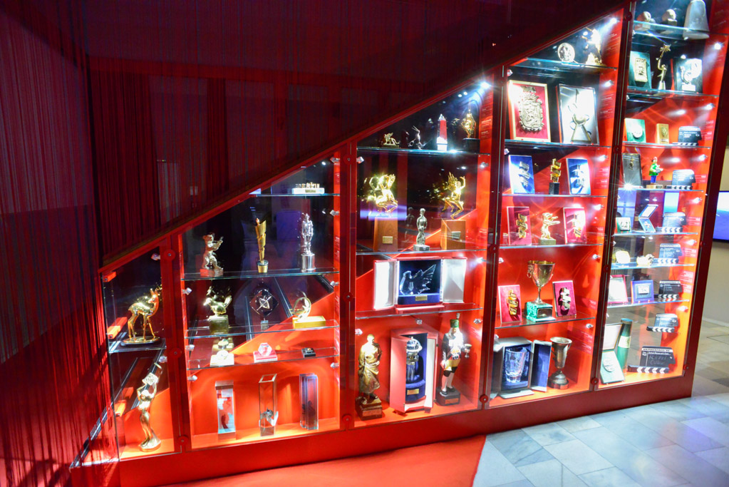 Vitrine mit Masken