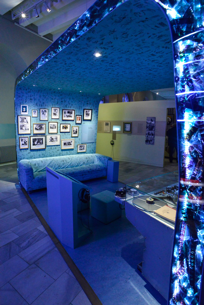 Ausstellungsraum im blauen Licht