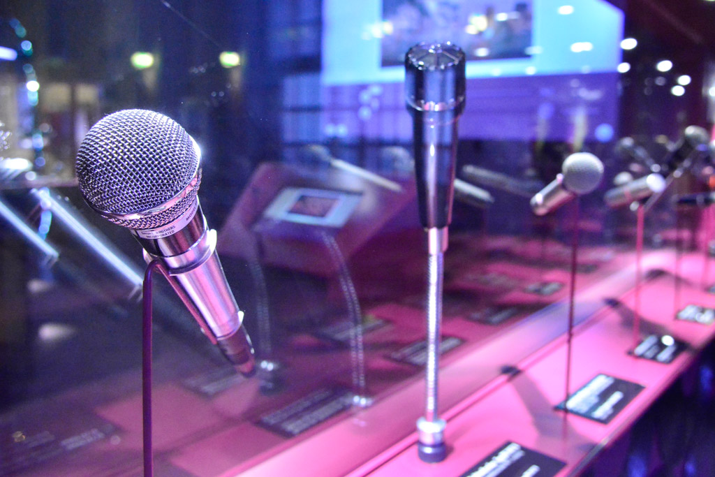 Mikrofone in der Vitrine