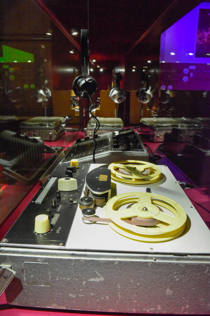 Vitrine mit Requisiten