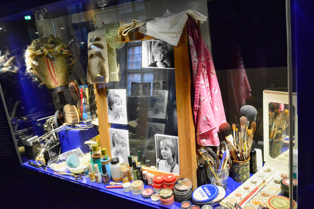 Kostüme und Requisiten in der Vitrine
