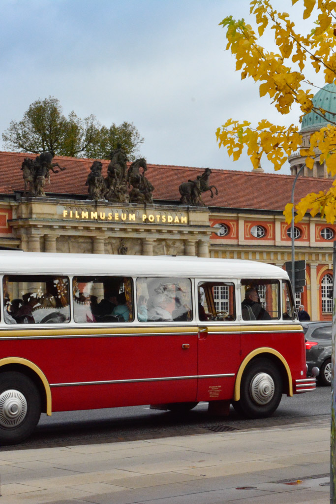 Historischer Bus vor dem Museum