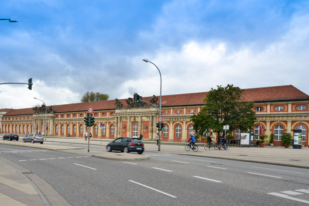 Straße vor dem Museum