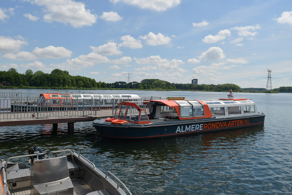 Ausflugsboot am Anleger am Weerwater in Almere