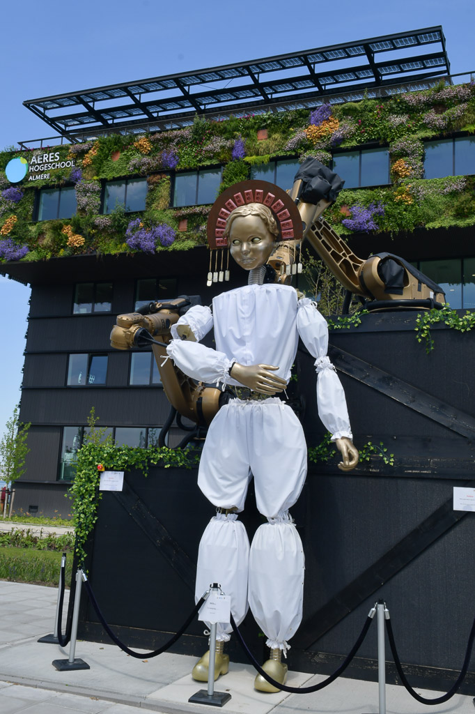 Große Puppenfigur an einer Fassade auf dem Floriade-Gelände