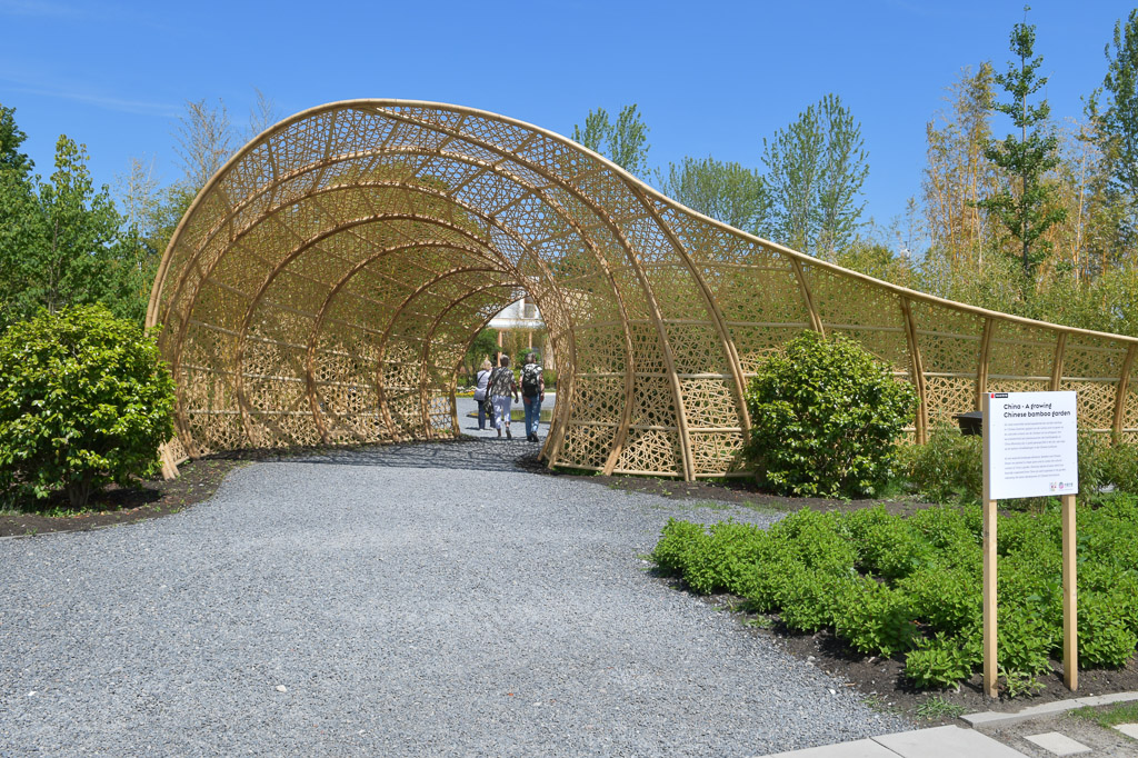 Geschwungener Holzgang im Park der Floriade