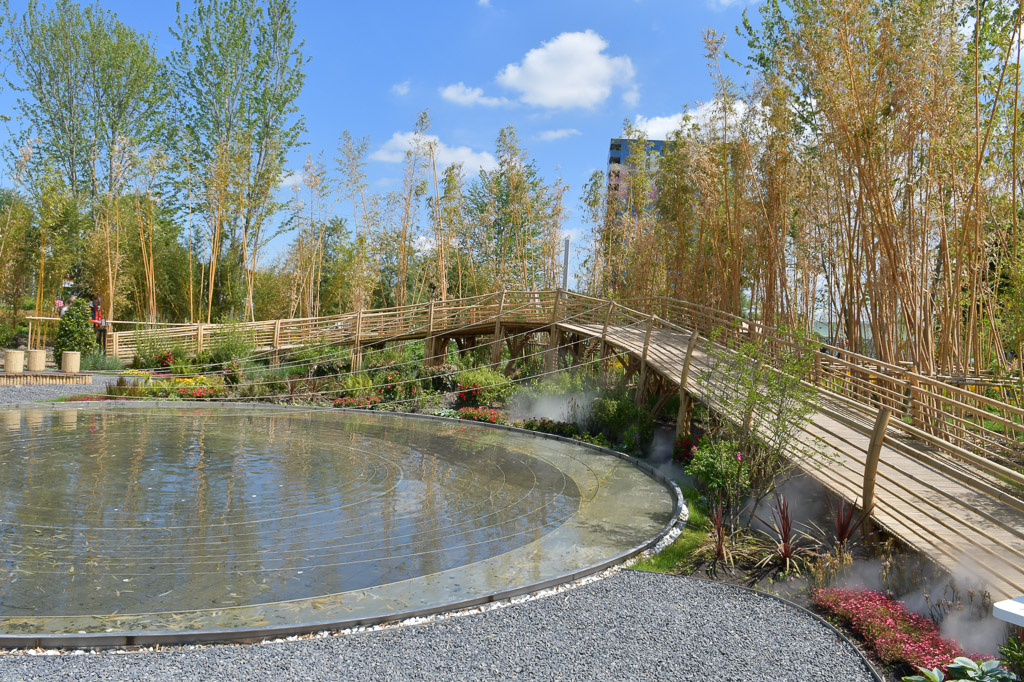 Teich mit Holzsteg im Garten der Floriade