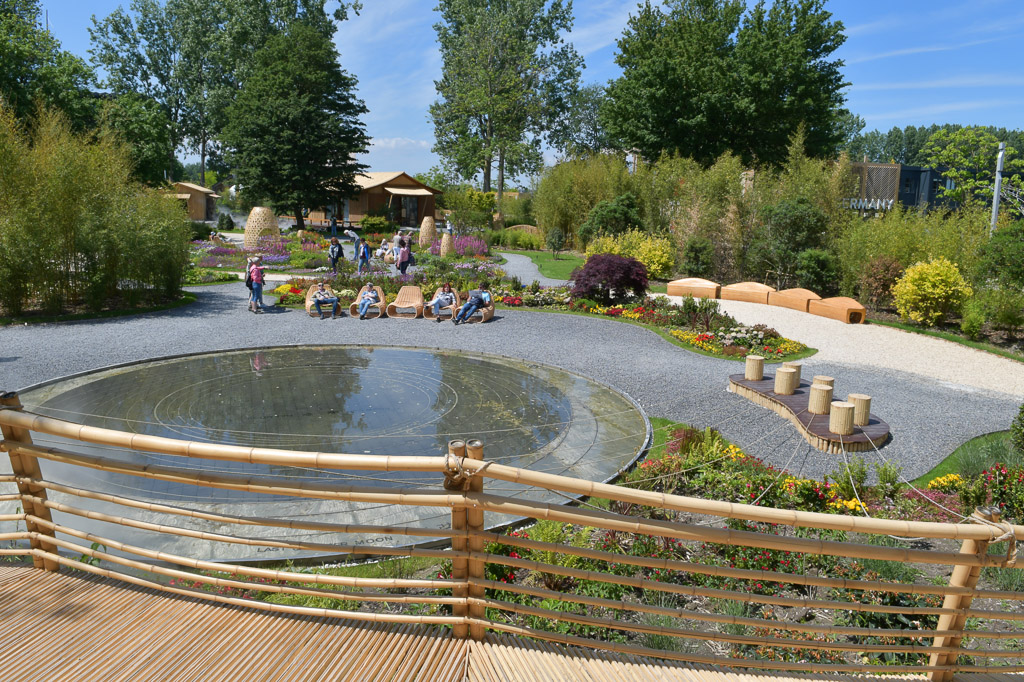 Aussichtsplattform über einem Teich im Floriade-Park