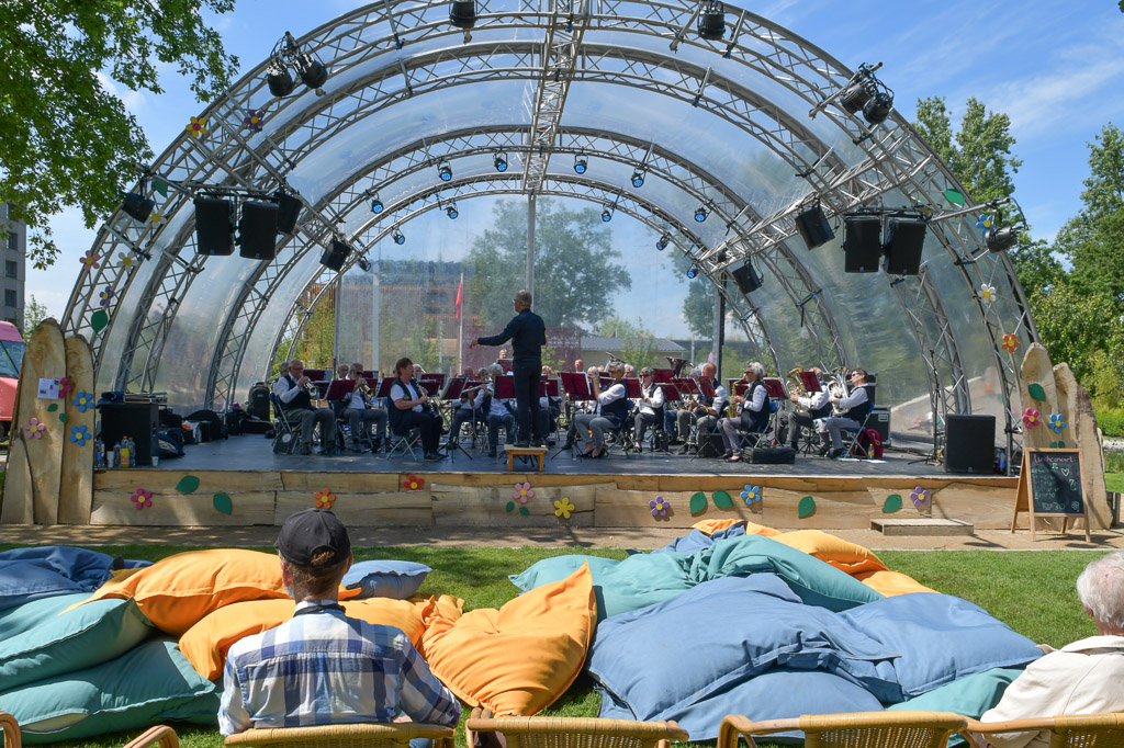 Bühne mit Orchester und Sitzsäcken auf der Floriade