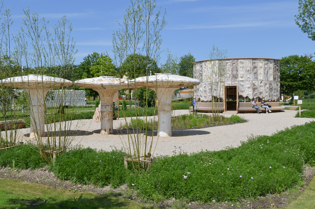 Pilzförmige Schirme in einem Garten der Floriade