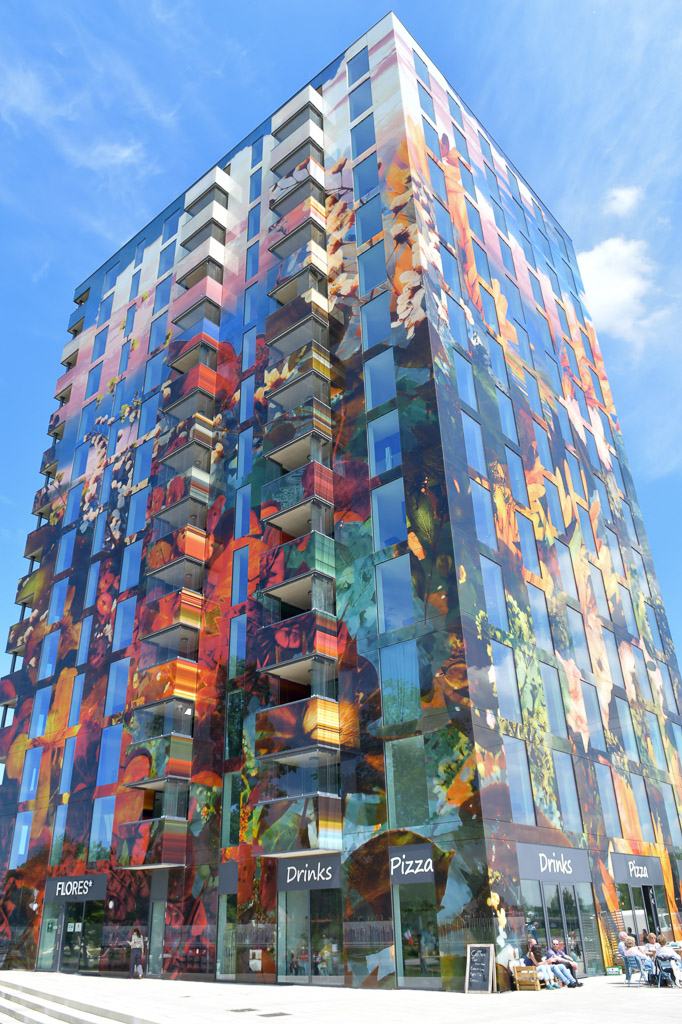 Hochhaus mit bunter Fassade in Almere