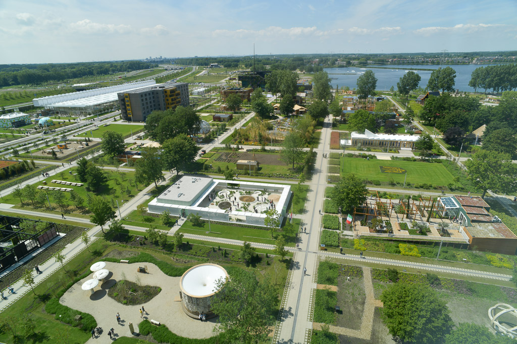 Luftbild des Floriade-Geländes mit Gärten und Wegen