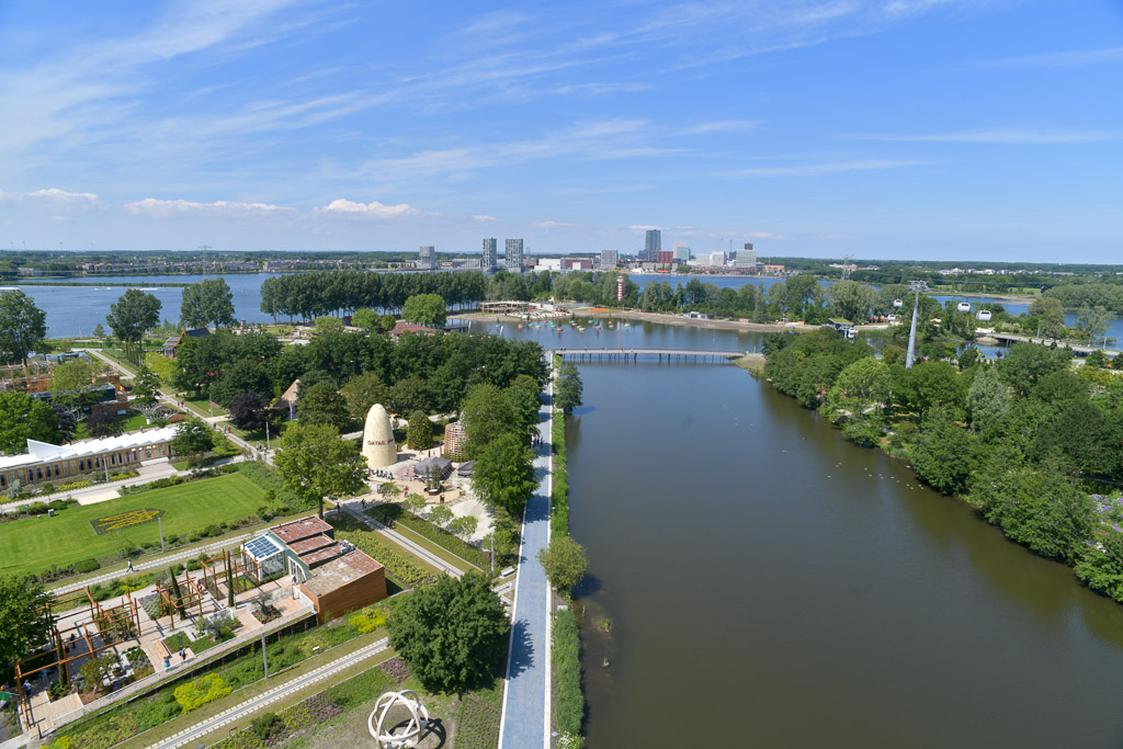Blick über Park und Kanal der Floriade