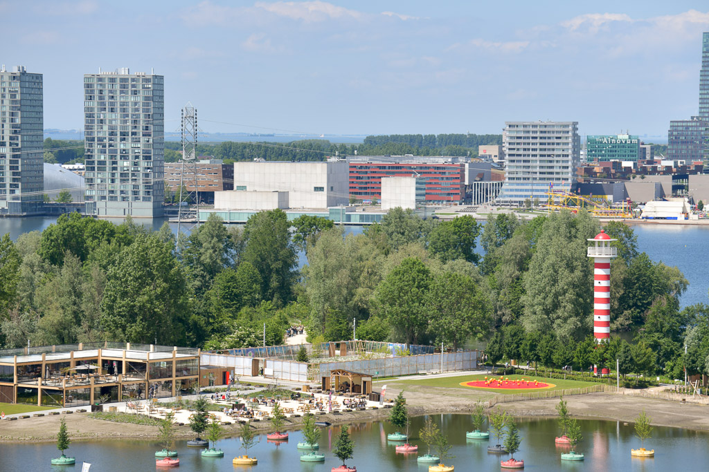 Blick auf Almere und einen Leuchtturm am Weerwater