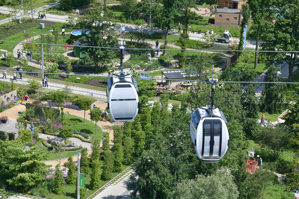 Gondeln der Seilbahn über den Gärten der Floriade