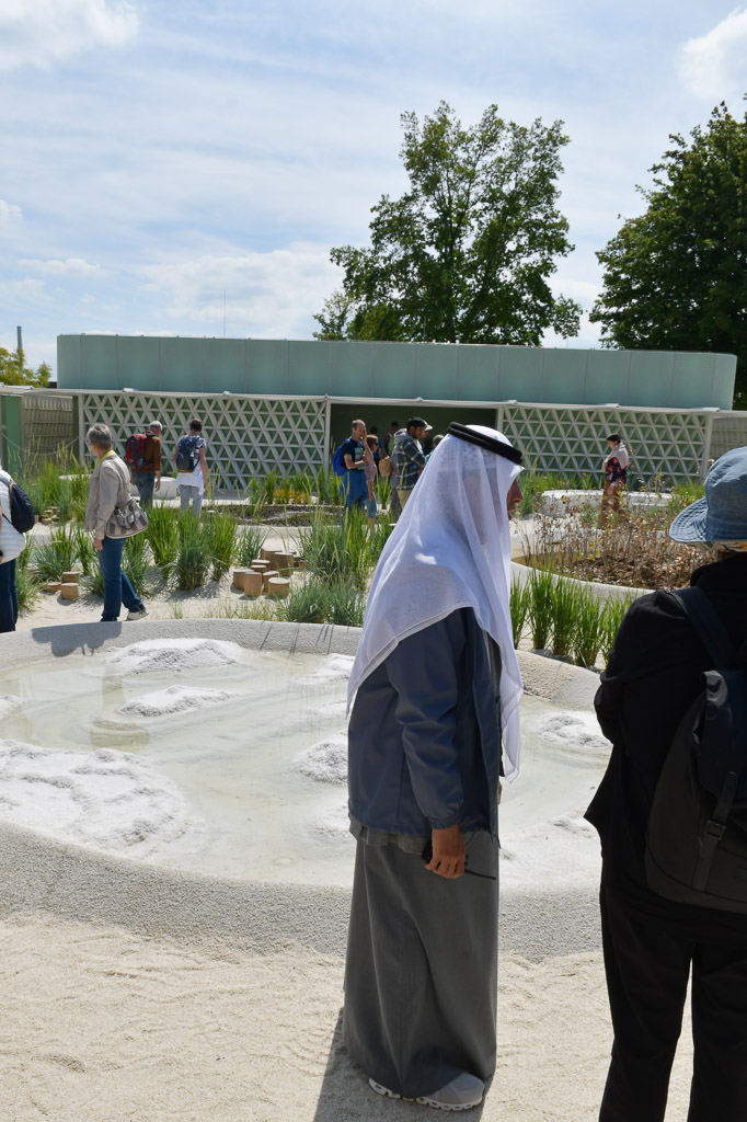 Besucher im Wüstengarten des Katar-Pavillons