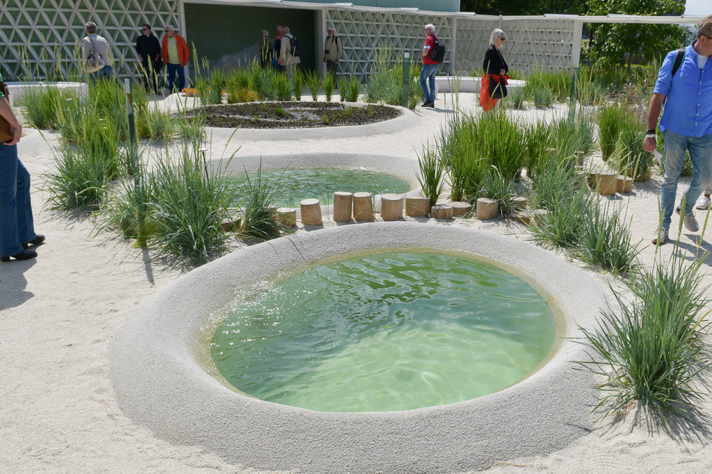 Runder Brunnen im Sandgarten des Katar-Pavillons