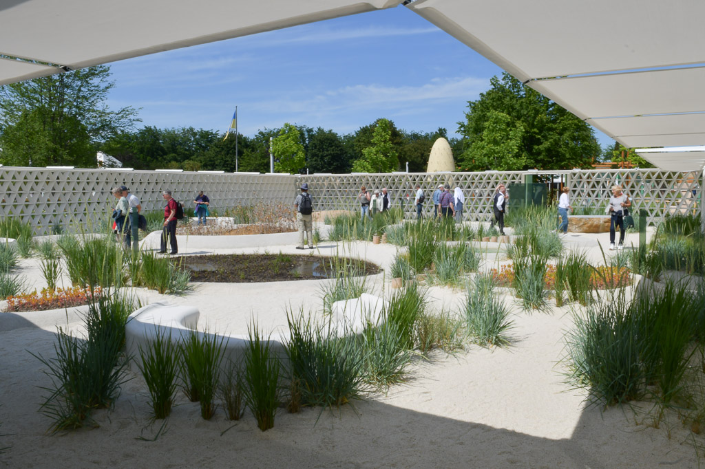 Sandgarten mit Wasserbecken im Pavillon von Katar