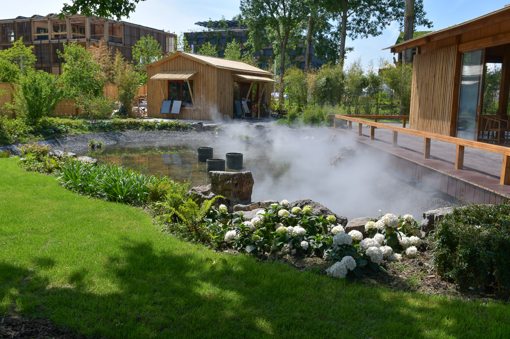 Garten mit Teich und Nebel auf der Floriade