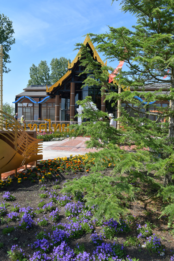 Der thailändische Pavillon im Hintergrund hinter Blumen