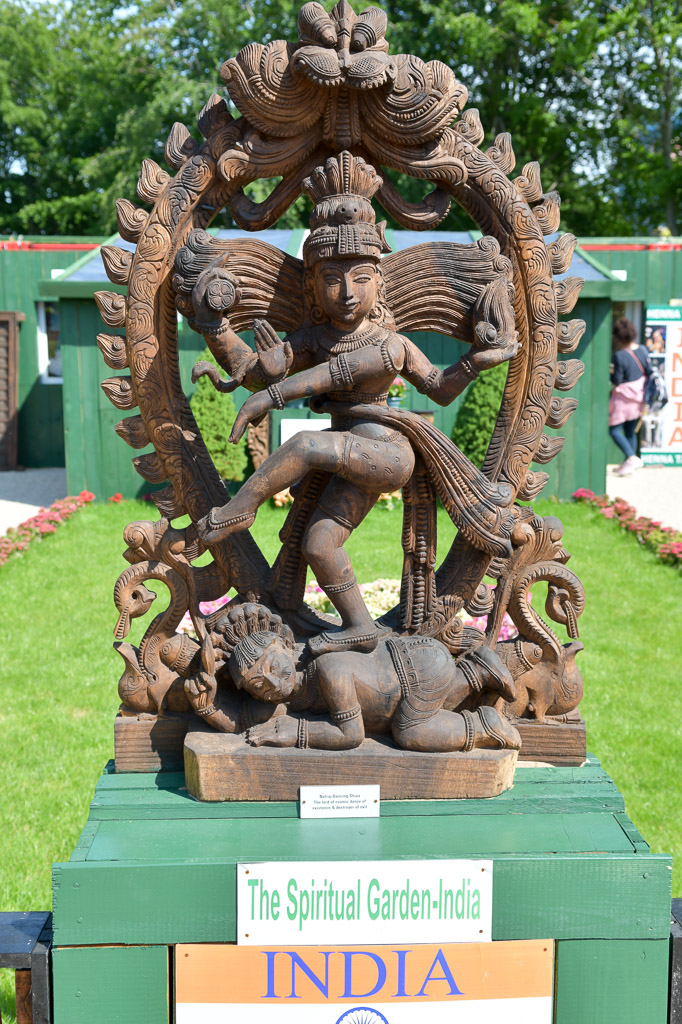 Bronzefigur einer tanzenden Gottheit im Garten des indischen Beitrags
