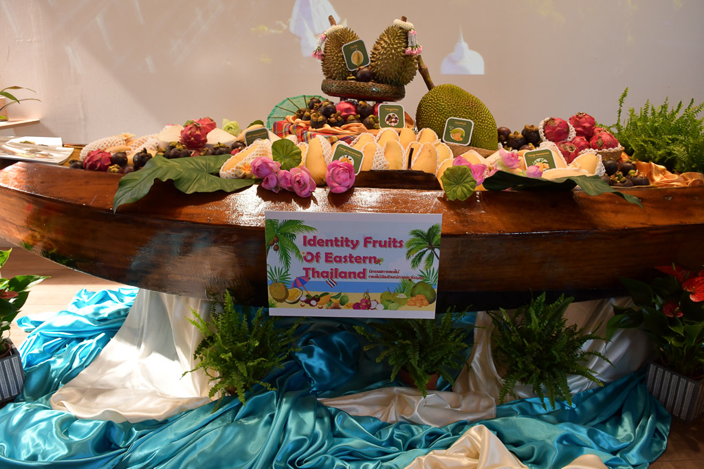 Obstschale mit exotischen Früchten im Pavillon von Thailand
