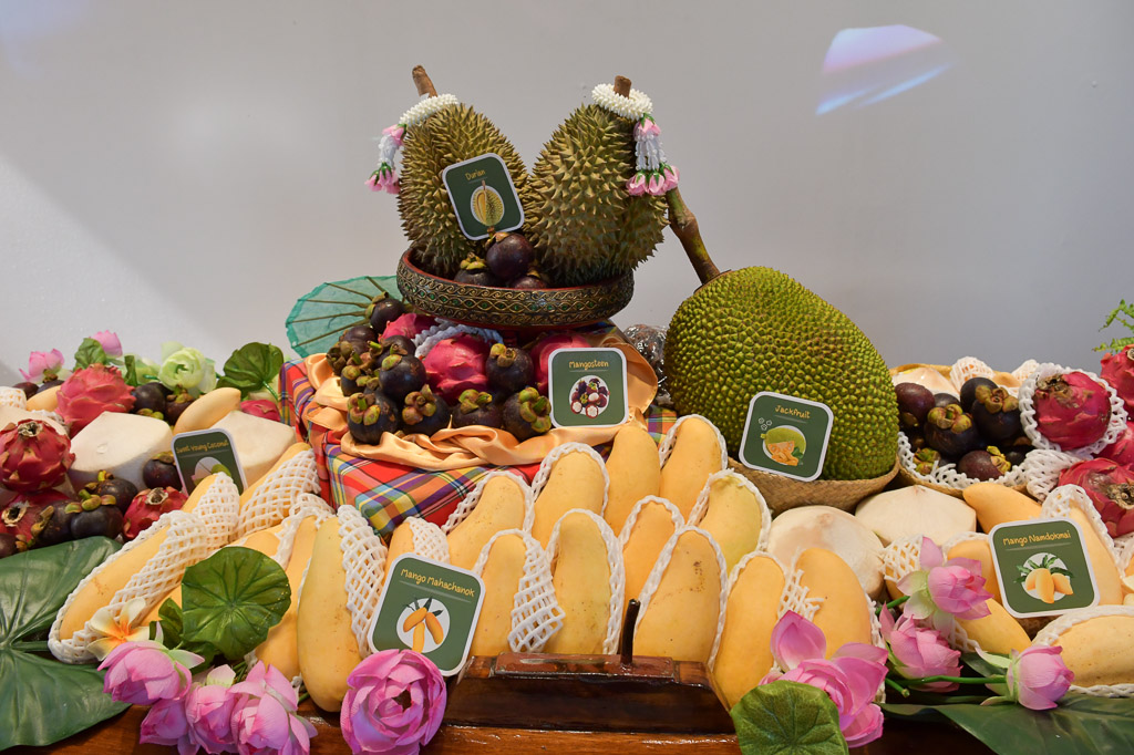 Früchtearrangement mit Durian und Mango im Pavillon von Thailand