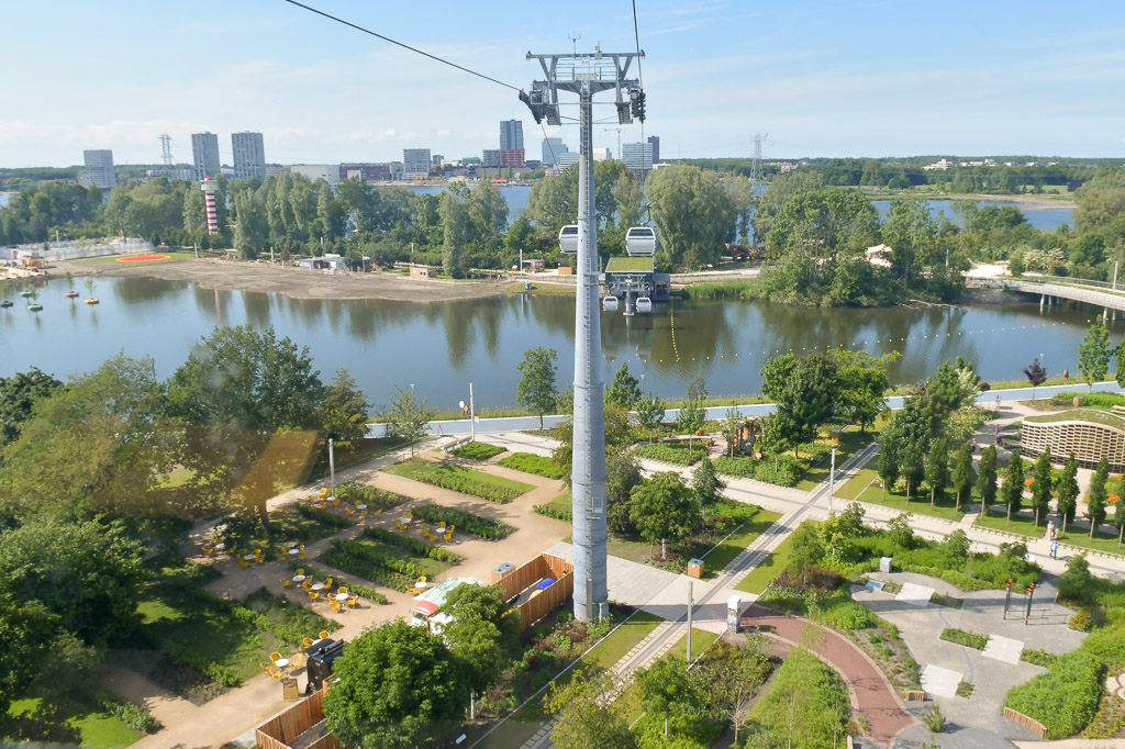 Blick von der Seilbahn auf Park und Wasser der Floriade