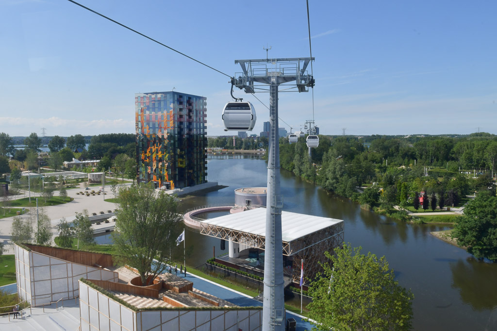 Seilbahnstütze und Blick über das Floriade-Gelände