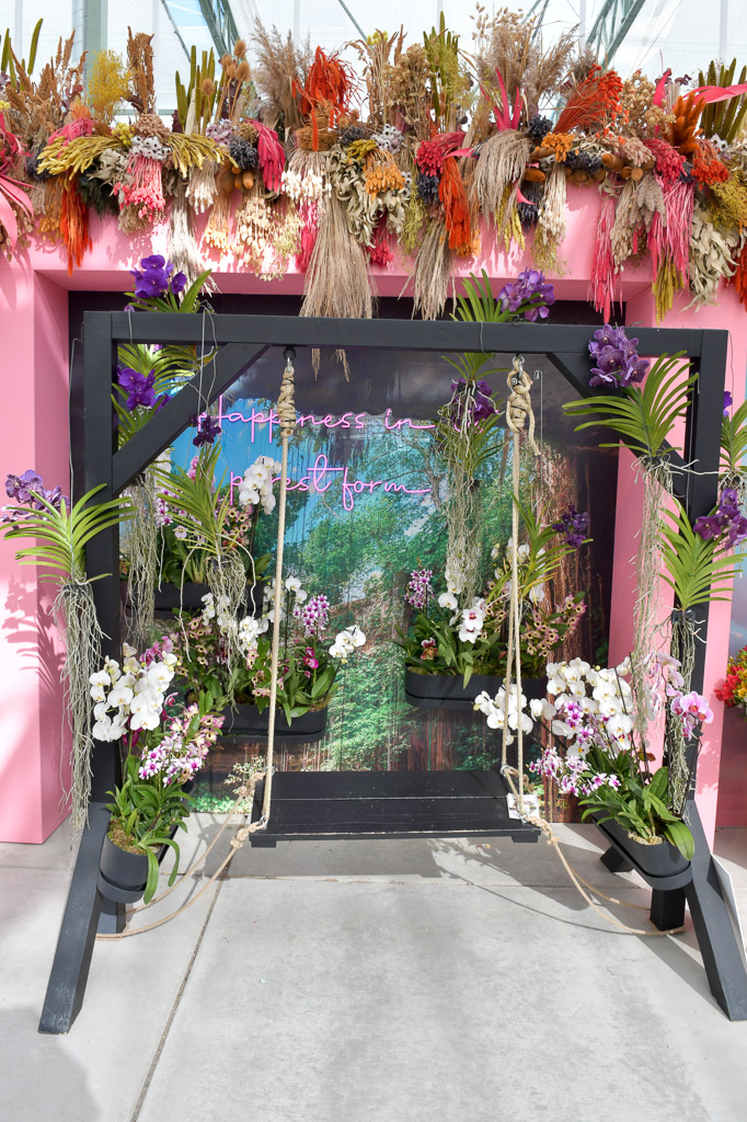 Blumengeschmückter Eingang zu einem Gewächshaus