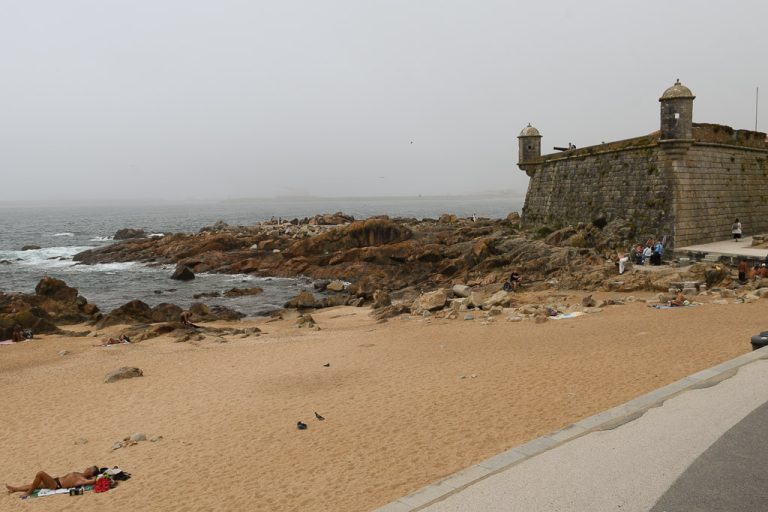 Das Forte de São Francisco Xavier am Strand