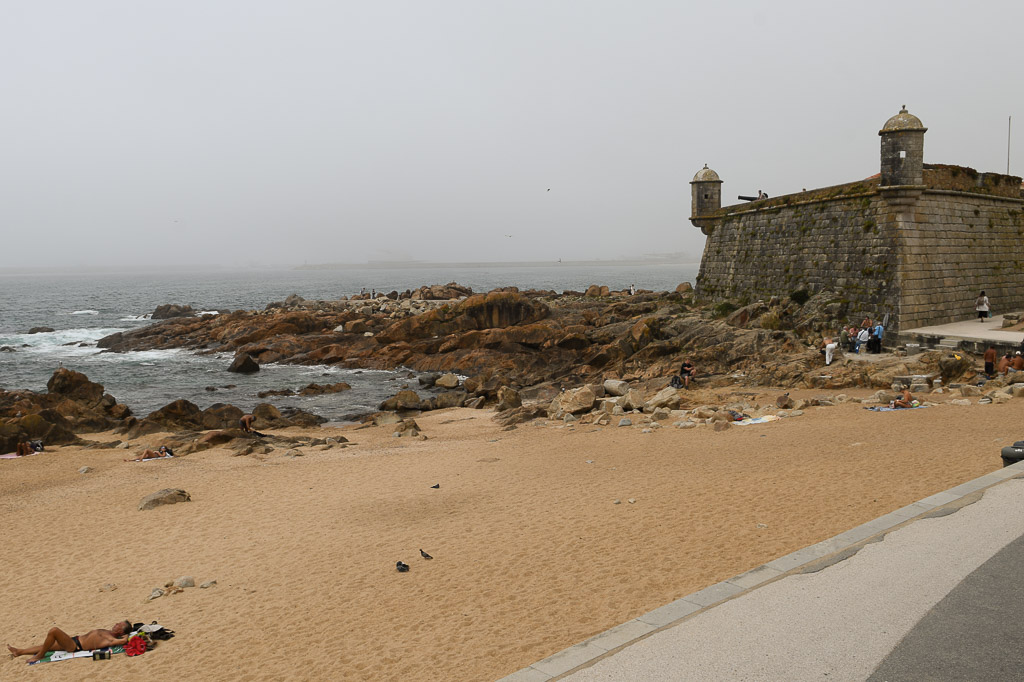 Das Forte de São Francisco Xavier am Strand