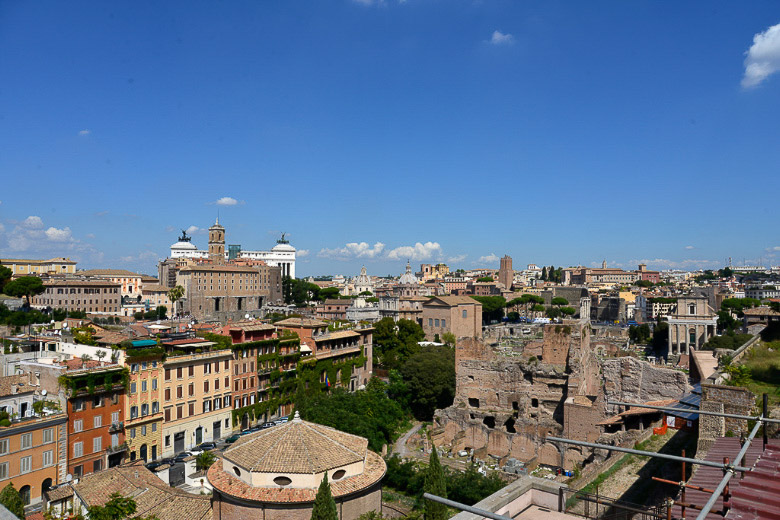 Blick auf die Dächer Roms mit dem Monumento a Vittorio Emanuele II