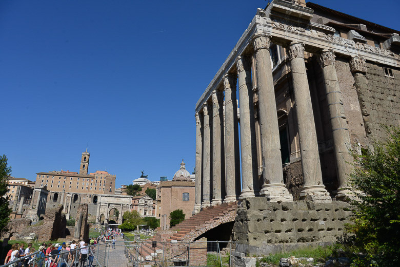 Tempel mit hohen Säulen am Forum