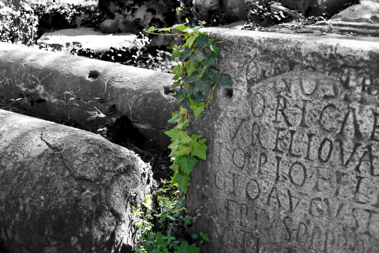 Antike Inschrift auf einem Steinblock in Schwarz-Weiß